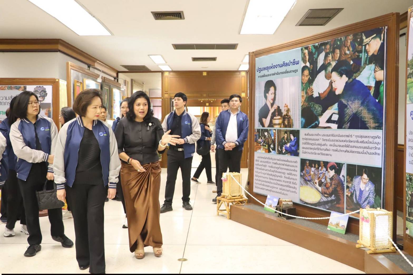 title - ผอ.ศพส. ให้การต้อนรับ ผอก.สกอญ. พร้อมด้วย คณะผู้เข้าร่วมสัมมนาเชิงปฏิบัติการฯ เข้าเยี่ยมชมแผนกฝึกอบรม และพื้นที่ภายในศูนย์ส่งเสริมและพัฒนาอาชีพเสริมนอกภาคการเกษตร